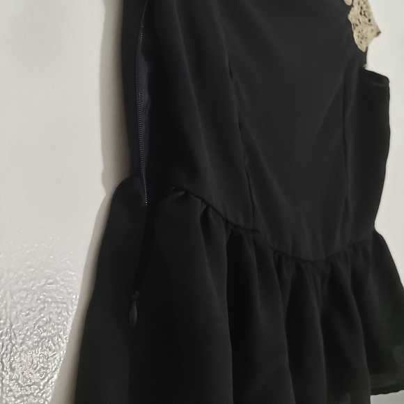 Lace embellished peplum top - Picture 3 of 7